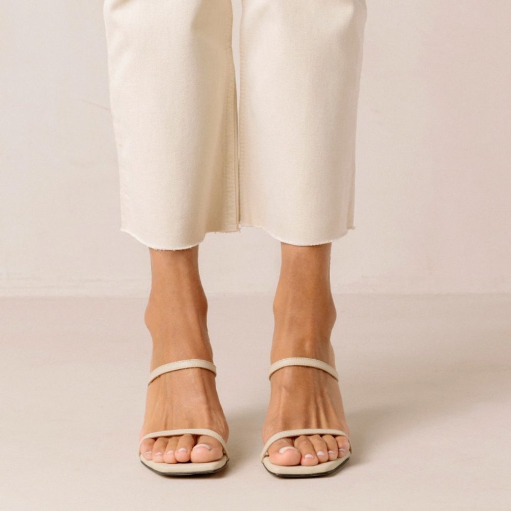 ALOHAs Beige leather two-strap mule sandals | Size: 9 (EU:40)